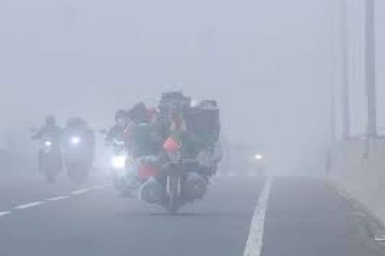 Aaj Bihar Ka Mausam: ठंड की पहली दस्तक! कोहरे में लिपटा पटना-गया, हवा में घुला धुआं और धुंध का मिक्स, IMD का अलर्ट जारी