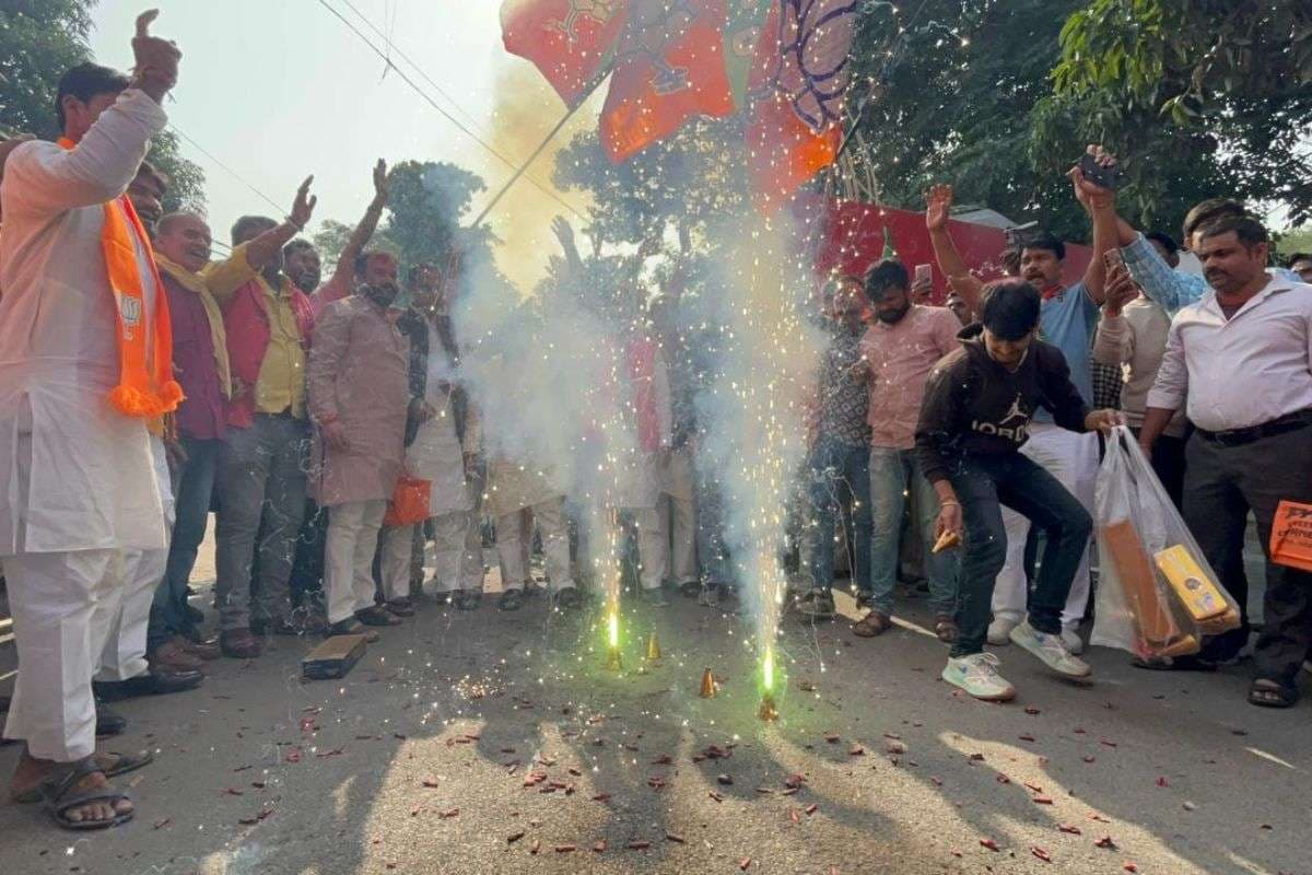Bihar Election Result 2025 Video: जमकर मना जश्न, खूब हुई आतिशबाजी, ढोल की थाप पर झूमे भाजपा कार्यकर्ता