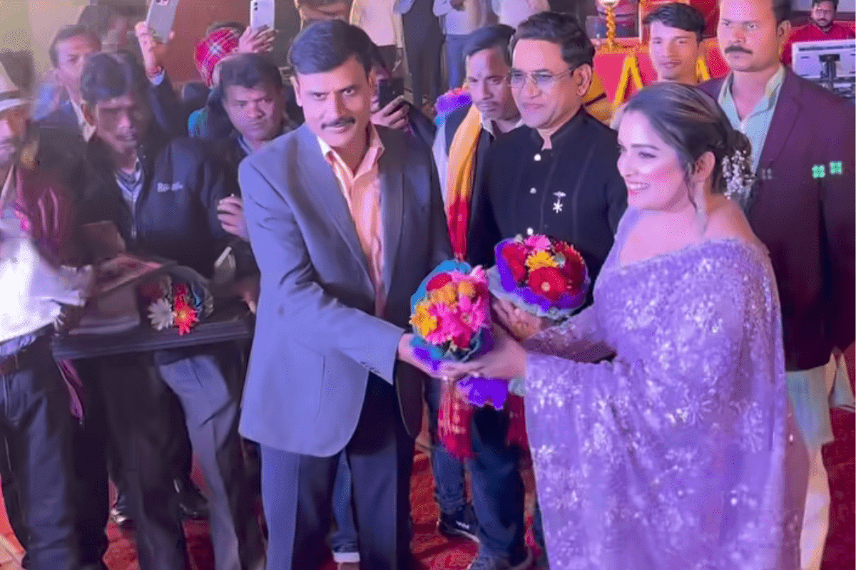 Bhojpuri: ददरी मेले में आम्रपाली दुबे की अदाओं पर फिसले फैंस, निरहुआ के गाने ने भोजपुरी नाइट्स में लगाए चार-चांद