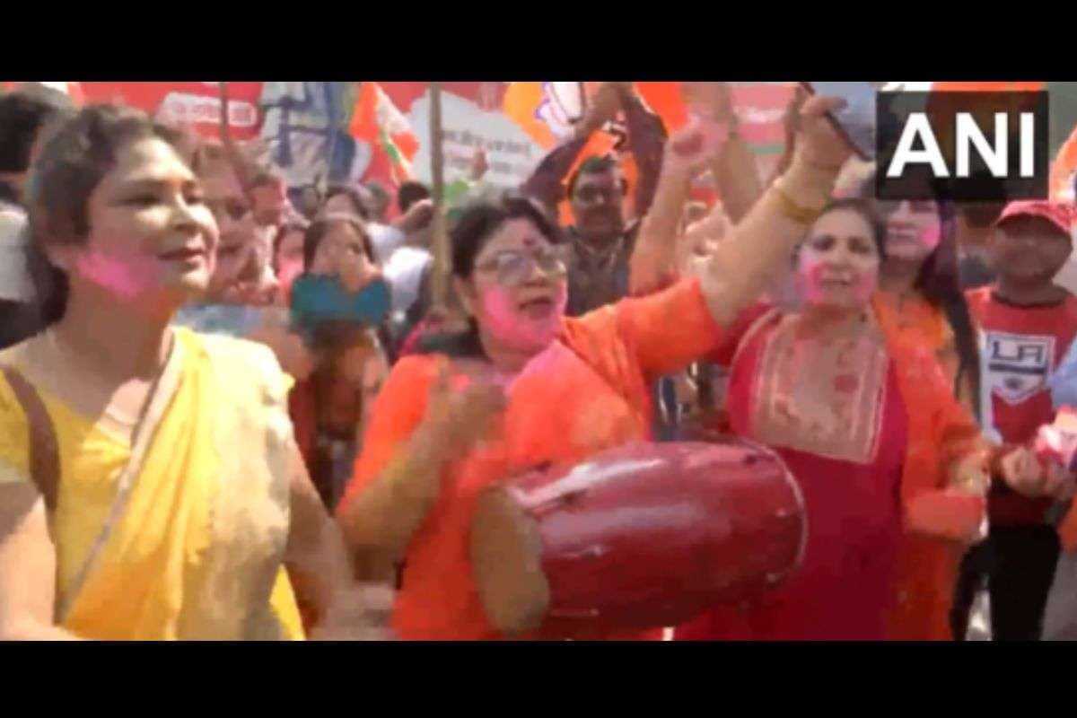 Bihar Election Result 2025 Video: BJP की महिला कार्यकर्ताओं ने मचा दिया गर्दा, ढोलक बजाकर उड़ाया गुलाल, खूब किया डांस