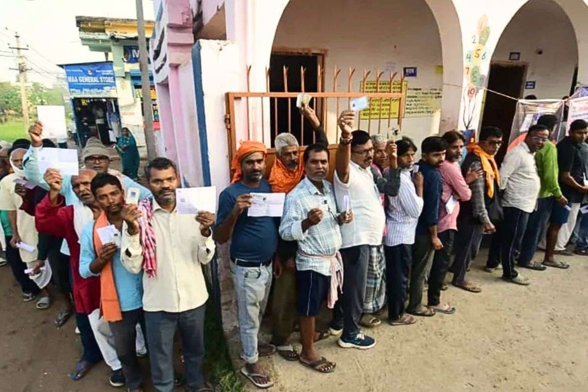 फर्स्ट फेज की वोटिंग के दिन उपद्रव, मुंगेर में पत्थरबाजी तो महुआ में EVM की फोटो लेते युवक गिरफ्तार