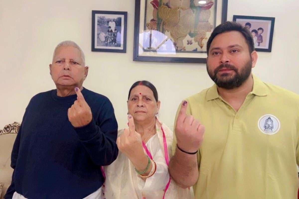 Bihar Election 2025: पटना में लालू-तेजस्वी ने पूरे परिवार संग डाला वोट, खेसारी-मैथिली ने भी किया मतदान, देखिये तस्वीरें