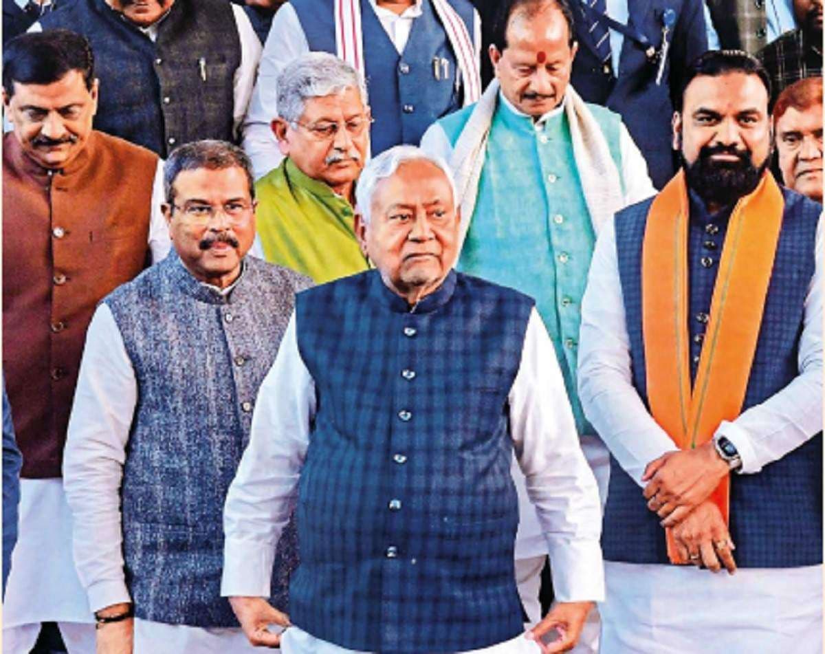 Bihar News: नीतीश कुमार के शपथ ग्रहण में 19 प्लेन से आयेंगे 20 CM, गांधी मैदान में पीएम मोदी के लिए बने तीन हेलीपैड