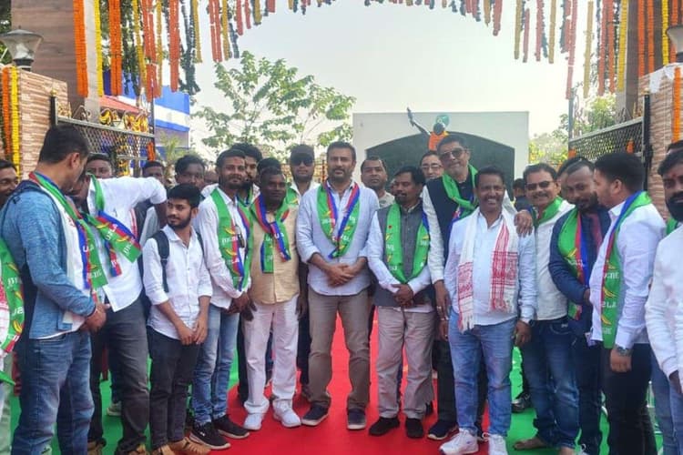 धरती आबा को श्रद्धांजलि देने के बाद सुदेश महतो ने सरकार पर बोला हमला, कहा- जल-जंगल-जमीन की लूट थमी नहीं