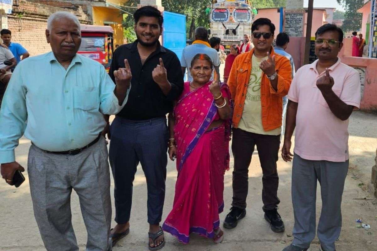 Bihar Election 2025 : बक्सर में एक साथ तीन पीढ़ियों ने किया मतदान, गजब का रहा उत्साह
