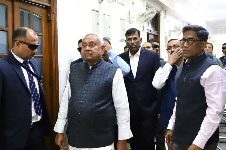 CM Nitish Kumar Photos: अचानक सचिवालय पहुंचे सीएम नीतीश, अफसरों को फटकारा- टाइम से ऑफिस पहुंचें और ढंग से काम करें