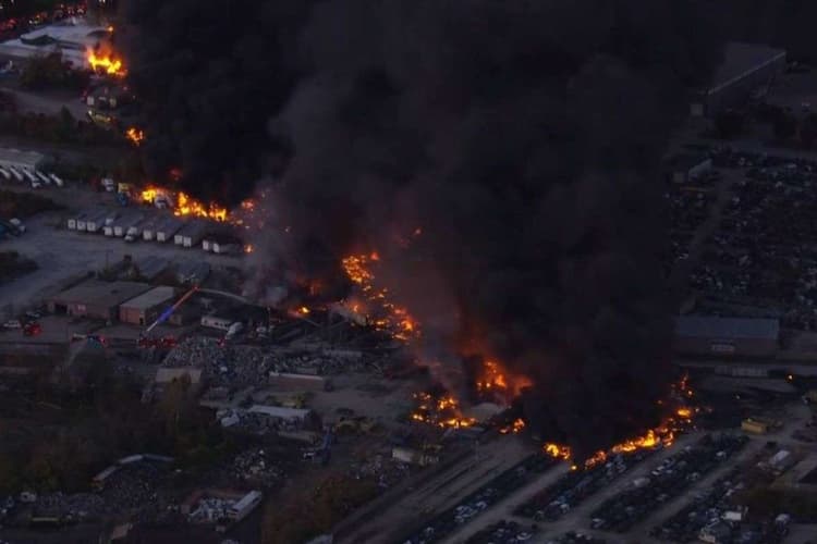 अमेरिका में क्रैश हुआ कार्गो विमान, हादसे में 7 लोगों की मौत, आग की लपटों और धुएं के गुबार से भरा आसमान