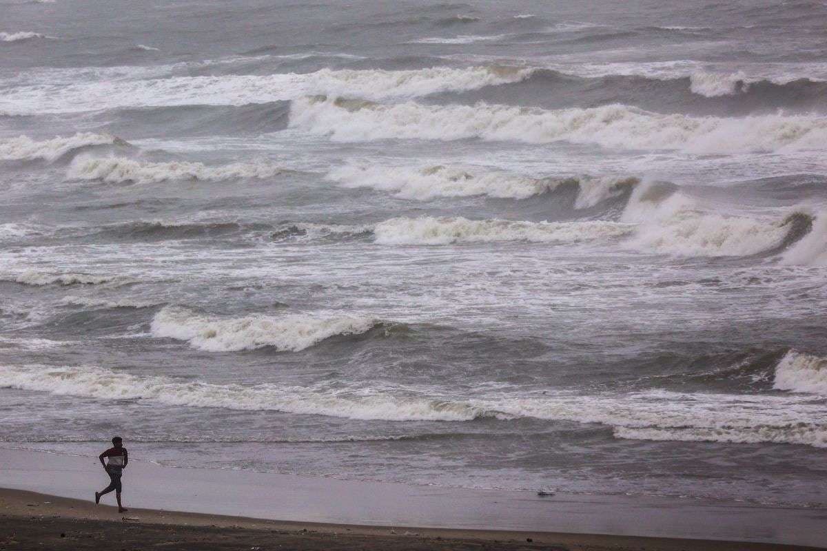 Cyclone Alert: 48 घंटे भारी बारिश, 70 किलोमीटर की रफ्तार से तेज हवा, तूफान दित्वा मचा सकता है तबाही!