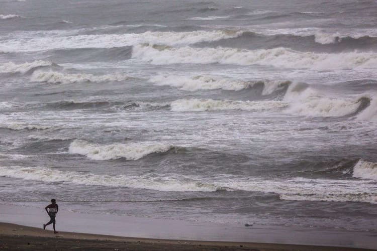 Cyclone Alert: 48 घंटे भारी बारिश, 70 किलोमीटर की रफ्तार से तेज हवा, तूफान दित्वा मचा सकता है तबाही!