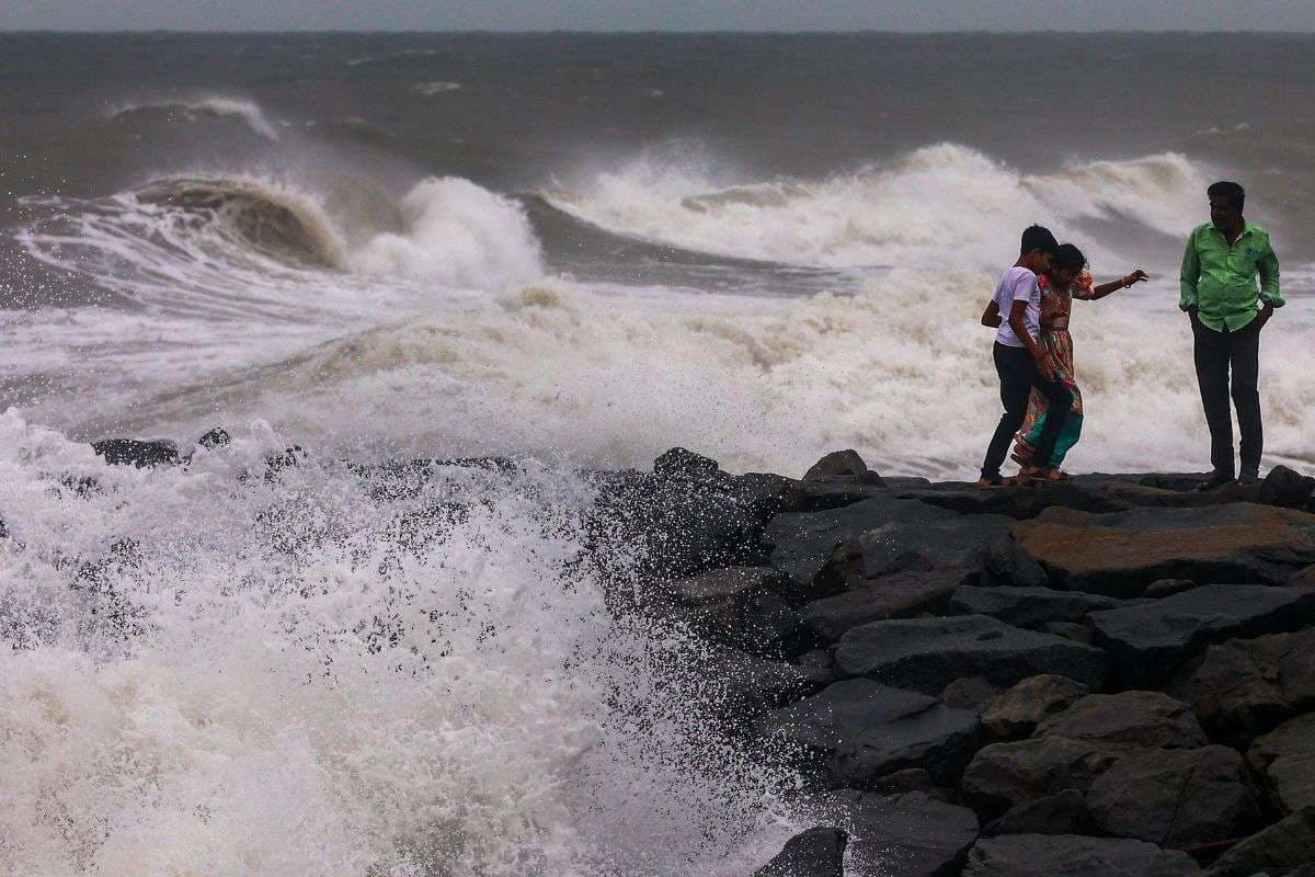 Cyclone Ditwah Tracker: चक्रवात दितवाह की पुडुचेरी में एंट्री, समुद्र में उठ रही ऊंची लहरें, भारी बारिश, 3 लोगों की मौत