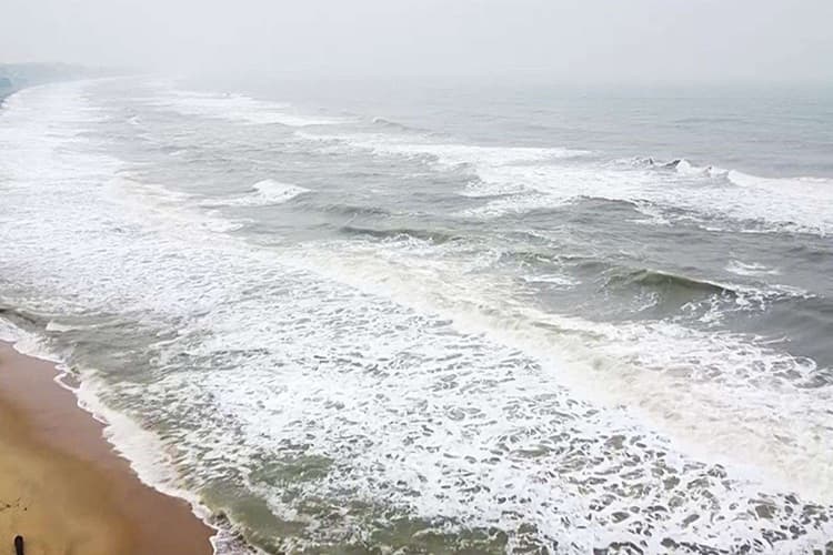 Cyclone Ditwah: 48 घंटे में तूफान दित्वा का दिखा सकता है भयावह रूप, ऊंची लहरें और तेज हवाएं, भयंकर बारिश के आसार