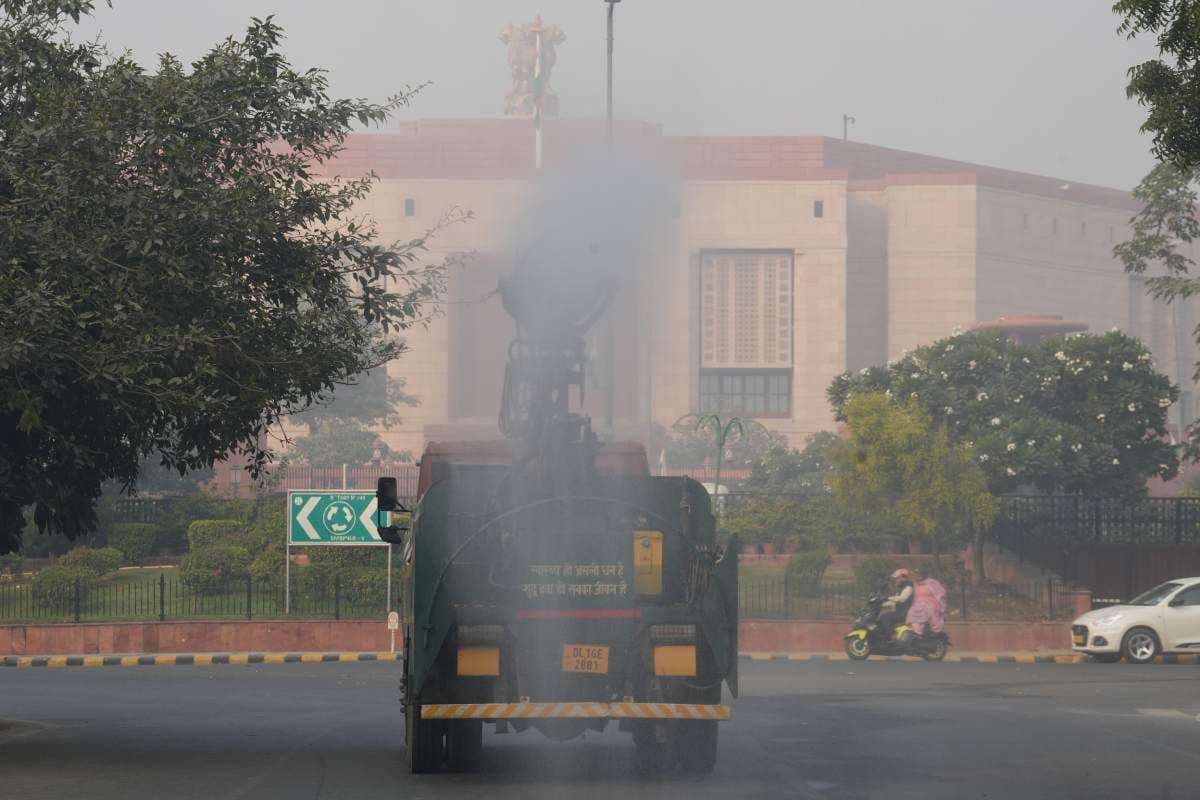 Delhi AQI: सुबह पानी का किया गया छिड़काव, दिल्ली की हवा है बहुत खराब