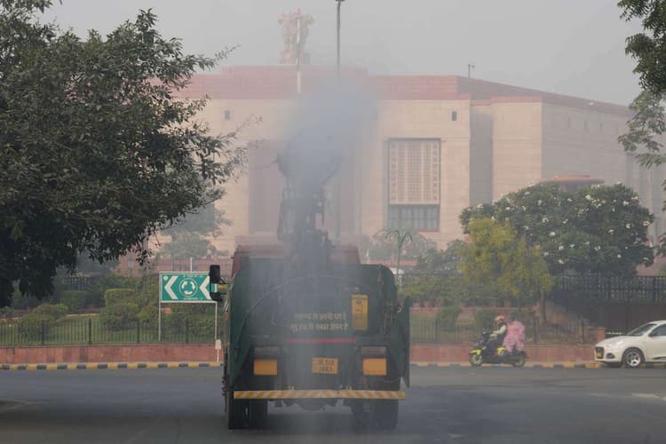 Delhi AQI: सुबह पानी का किया गया छिड़काव, दिल्ली की हवा है बहुत खराब