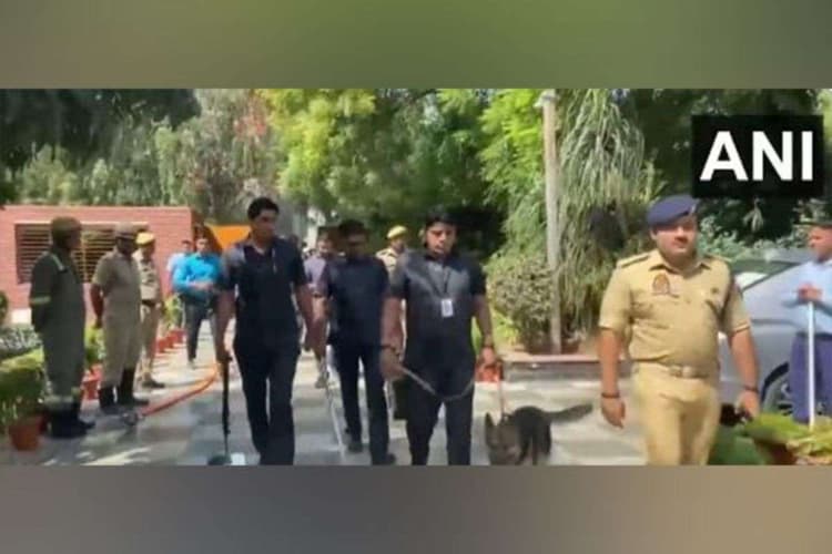 Delhi School Bomb Threat: दिल्ली में फिर बम धमकी का साया, स्कूल में मचा हड़कंप