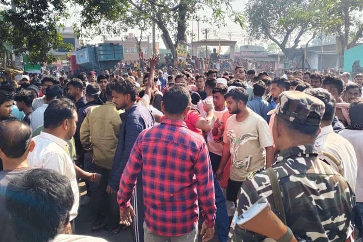 धनबाद में बारूद लदा ट्रक बना मौत का पहिया! वृद्ध की मौके पर मौत, ग्रामीणों ने सड़क जाम कर किया हंगामा