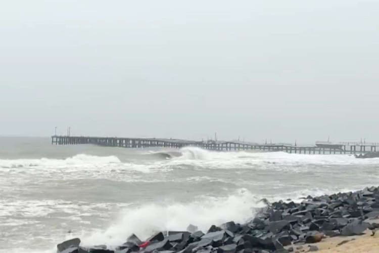 डराने लगा Ditwah तूफान, समुद्र में उठने लगी लहरें, देखें Video