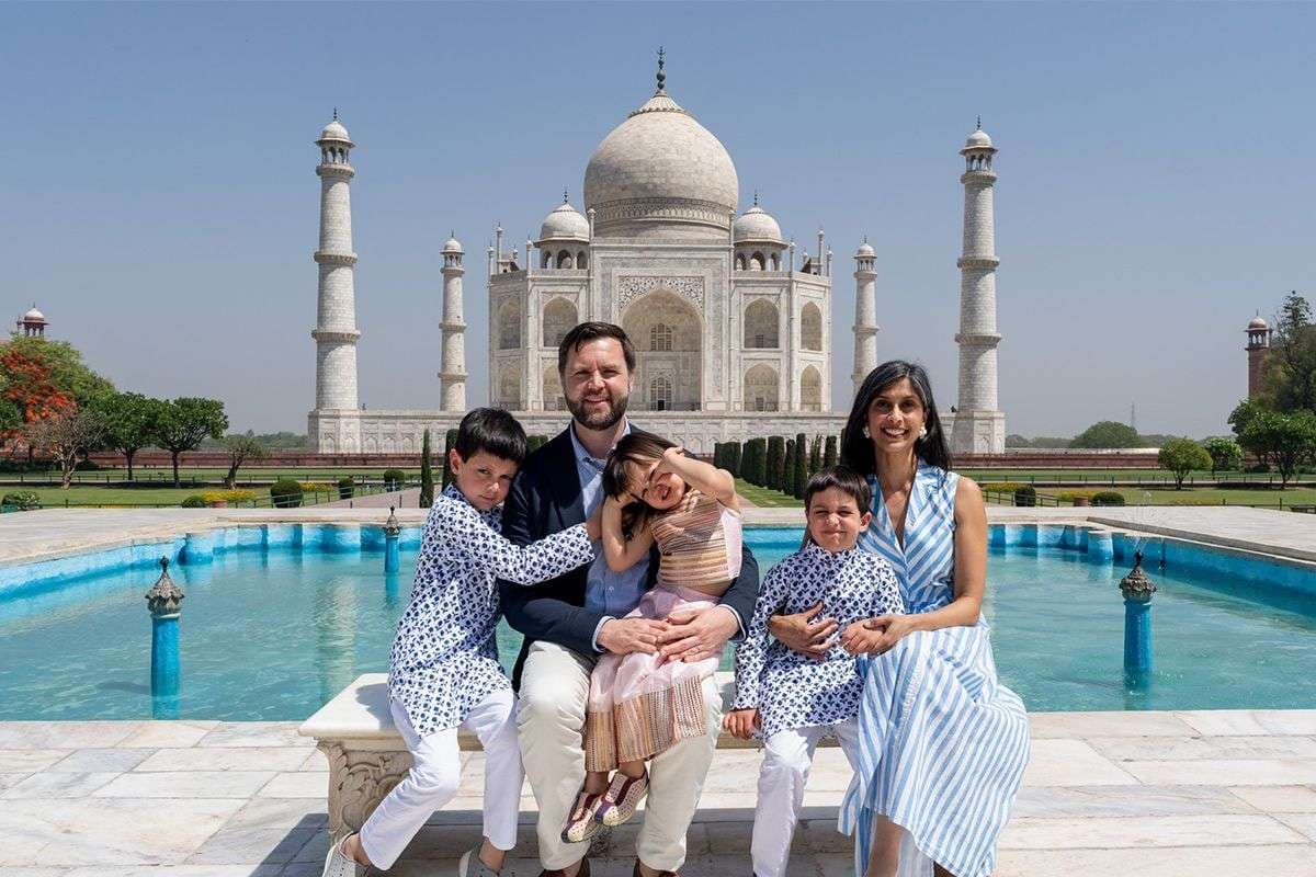 Donald Trump Son visit Taj Mahal: अमेरिकी राष्ट्रपति डोनाल्ड ट्रंप के बेटे ने ताजमहल का किया दीदार, देखें तस्वीरें
