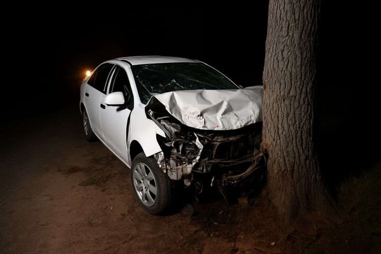 Dumka Accident: अंधेरी रात में अचानक आया मौत का मोड़: अनियंत्रित कार पेड़ से टकराई, दो युवकों ने दम तोड़ा