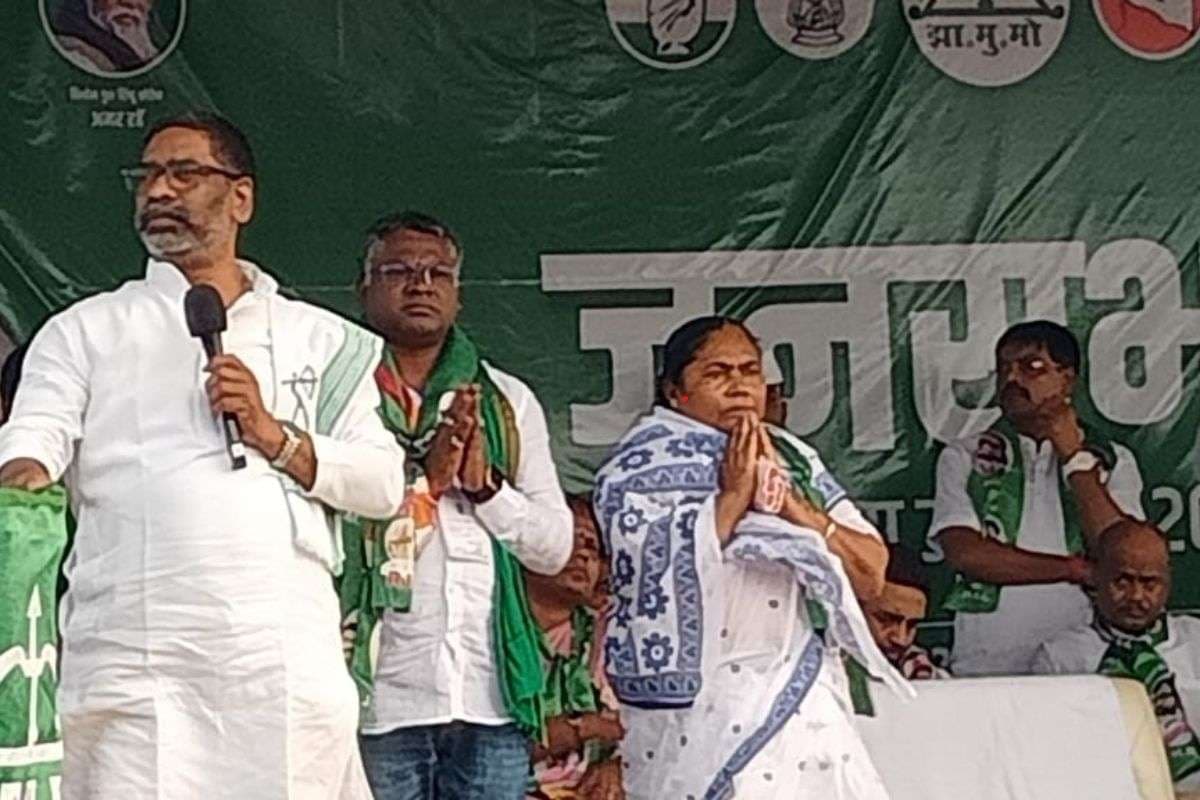 घाटशिला में CM हेमंत की हुंकार, विपक्ष पर बोला हमला, कहा- व्यापारी पहले पैर पकड़ेंगे फिर गला