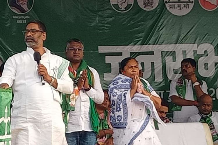 घाटशिला में CM हेमंत की हुंकार, विपक्ष पर बोला हमला, कहा- व्यापारी पहले पैर पकड़ेंगे फिर गला