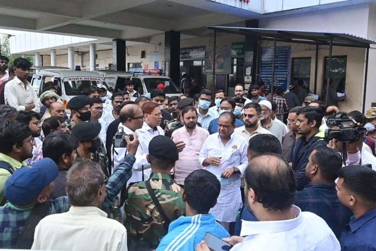 रिम्स पहुंचे मंत्री डॉ इरफान अंसारी, बुंडू सड़क हादसे के मृतकों के परिजनों को 1-1 लाख देने की घोषणा