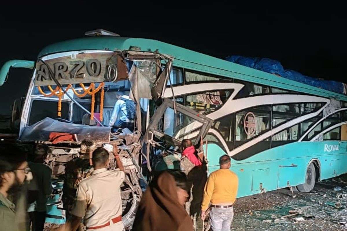जमशेदपुर के NH-33 पर बड़ा हादसा टला: तेज रफ्तार बस की ट्रेलर से जोरदार टक्कर, बाल बाल बचे 35 यात्री