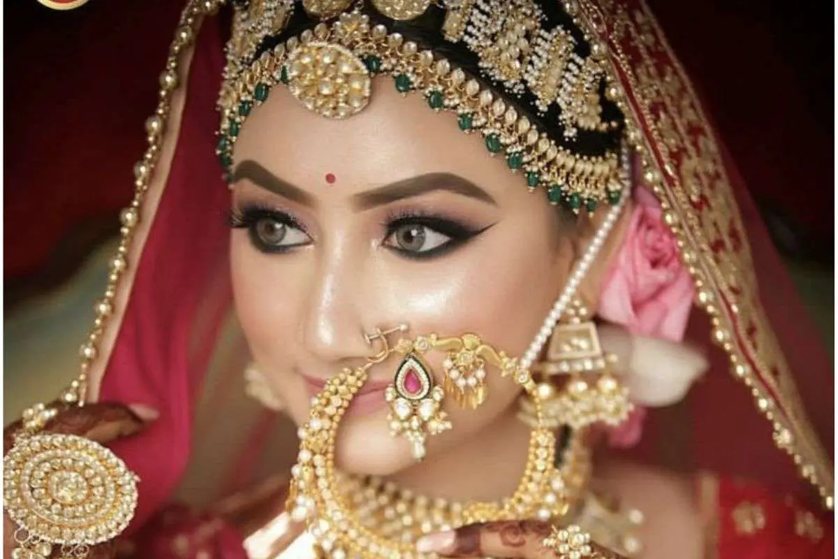 Latest Bridal Maang Tika Designs: हर फेस शेप के लिए लेटेस्ट मांग टीका डिजाइन जो आपको बना देंगे परफेक्ट ब्राइड