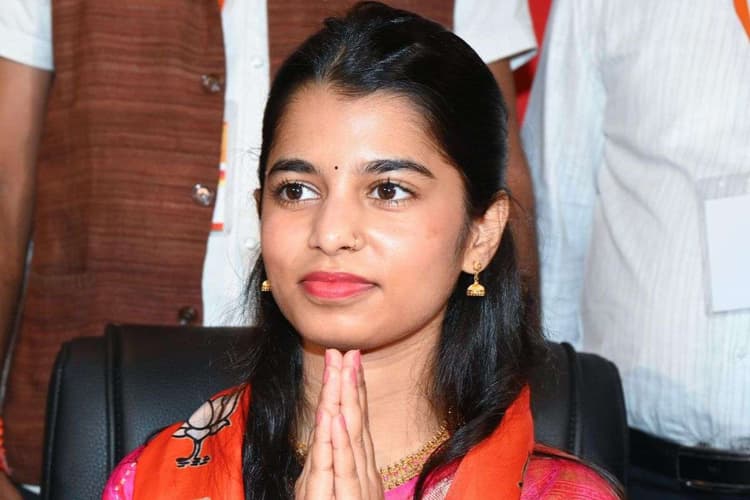 शपथ लिए बिना ही काम पर लग गईं मैथिली ठाकुर, विपक्ष के सवाल पर किया किनारा