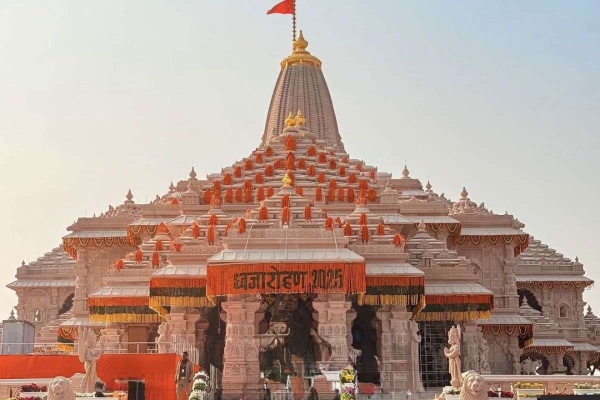 PM Modi in Ayodhya: भगवामय हुई अयोध्या, PM मोदी ने फहराया भगवा धर्म ध्वजा