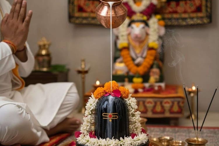 Somwar Puja Rules: शिवलिंग पर भूल कर भी न चढ़ाएं ये चीजें, जानिए धार्मिक और वैज्ञानिक कारण