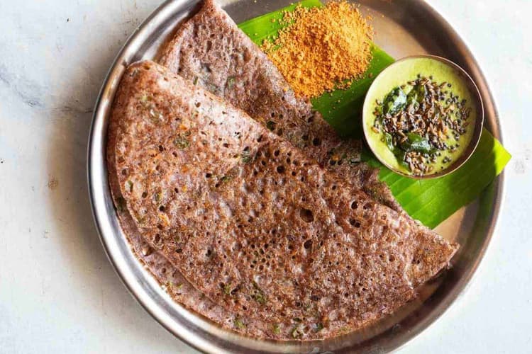 Ragi Dosa Recipe: नाश्ते के लिए 10 मिनट में बनाएं आलू भरता वाला मसालेदार रागी डोसा