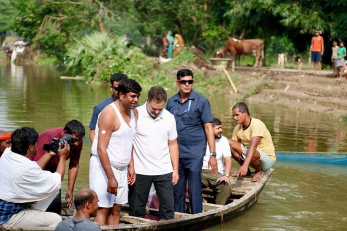 Bihar Chunav 2025: मछली पकड़ने पहुंचे राहुल गांधी, मुकेश सहनी के साथ तालाब में की मस्ती, देखें तस्वीर