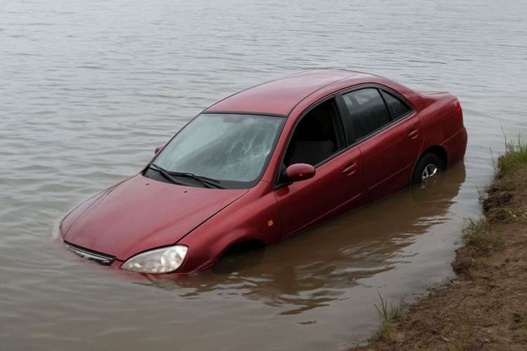 तेज रफ्तार का कहर! हटिया डैम में गिरी कार, तीन लोगों की मौत, 1 की तलाश अब भी जारी