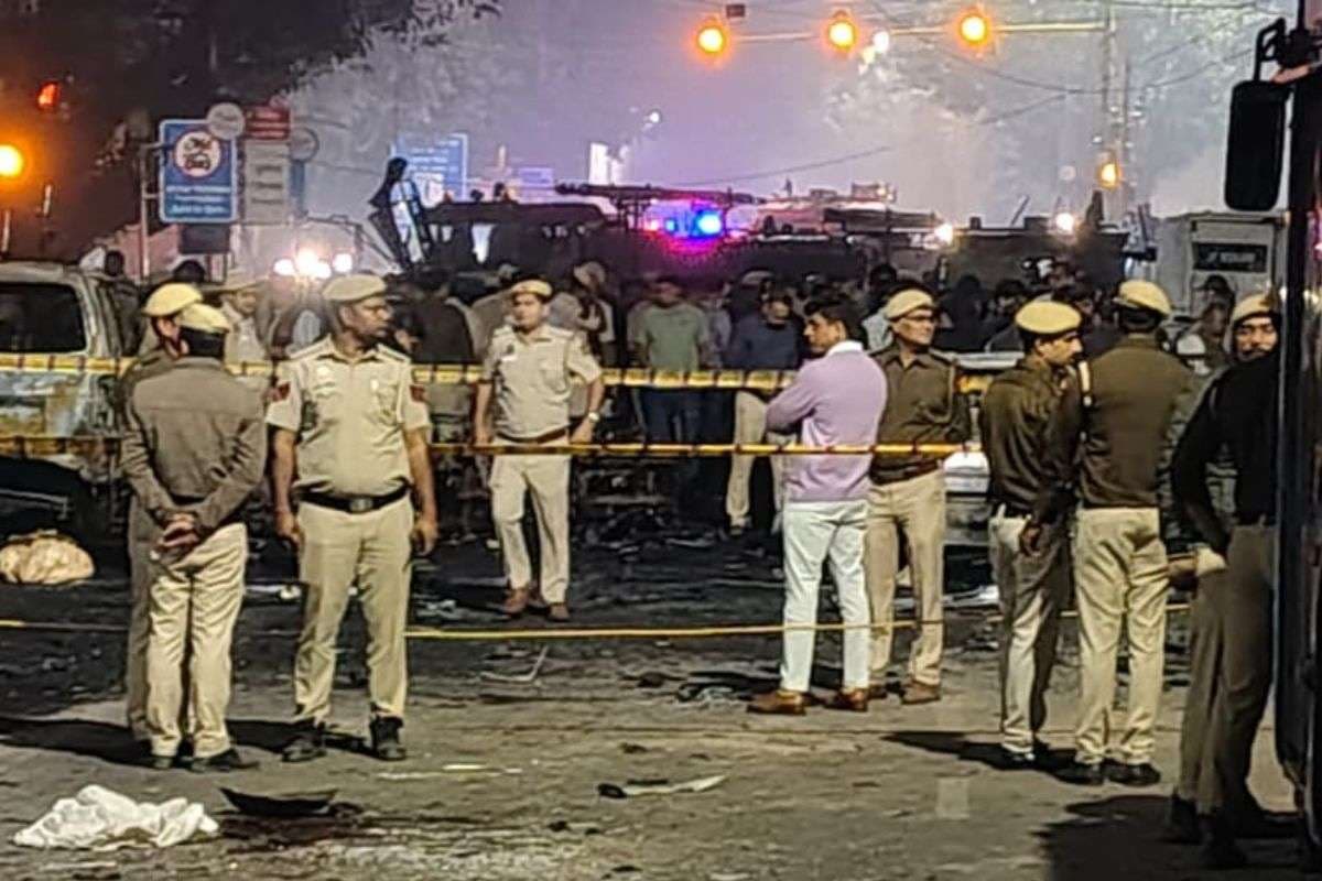 Red Fort Car Blast: दिल्ली ब्लास्ट के बाद उत्तर प्रदेश, कोलकाता और मुंबई में हाई अलर्ट, FSL, NIA और NSG की टीम घटना स्थल पर पहुंची