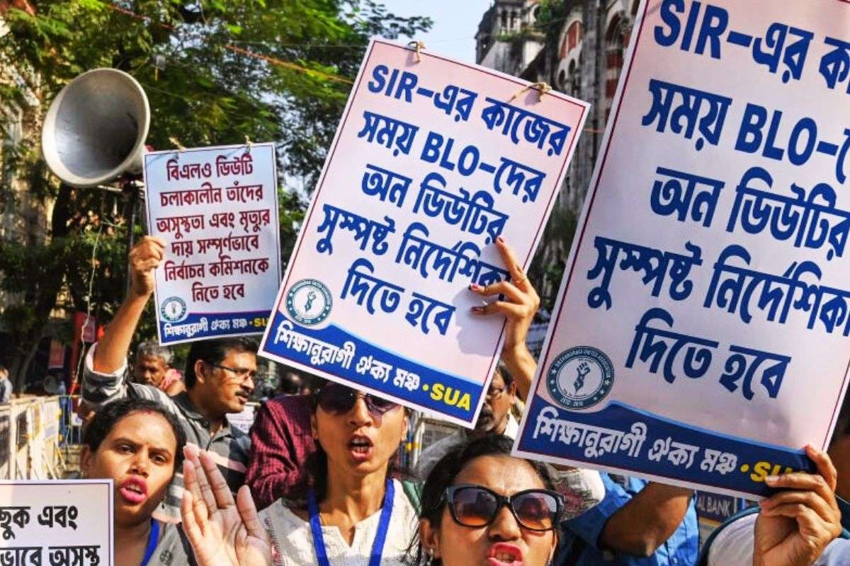 एसआईआर में जान का जोखिम! सीईओ बंगाल के ऑफिस के बाहर किया प्रदर्शन, बीएलओ के लिए मुआवजे की मांग