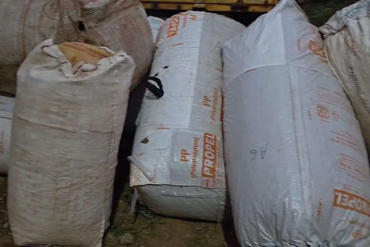 सरायकेला पुलिस की बड़ी कार्रवाई, प्रतिबंधित डोडा के साथ छोटा वैन जब्त