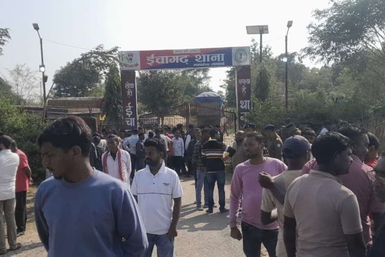 सरायकेला में बालू विवाद ने पकड़ा उग्र रूप, JLKM और पुलिस जवान भिड़े, 3 घायल