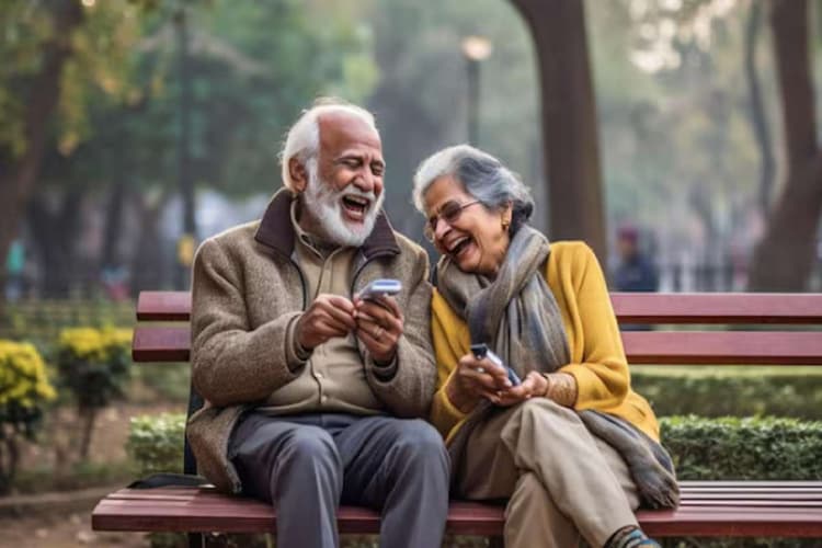 बुजुर्गों के लिए रामबाण हैं ये 13 सरकारी योजनाएं, पेंशन के साथ रहना-खाना और इलाज फ्री
