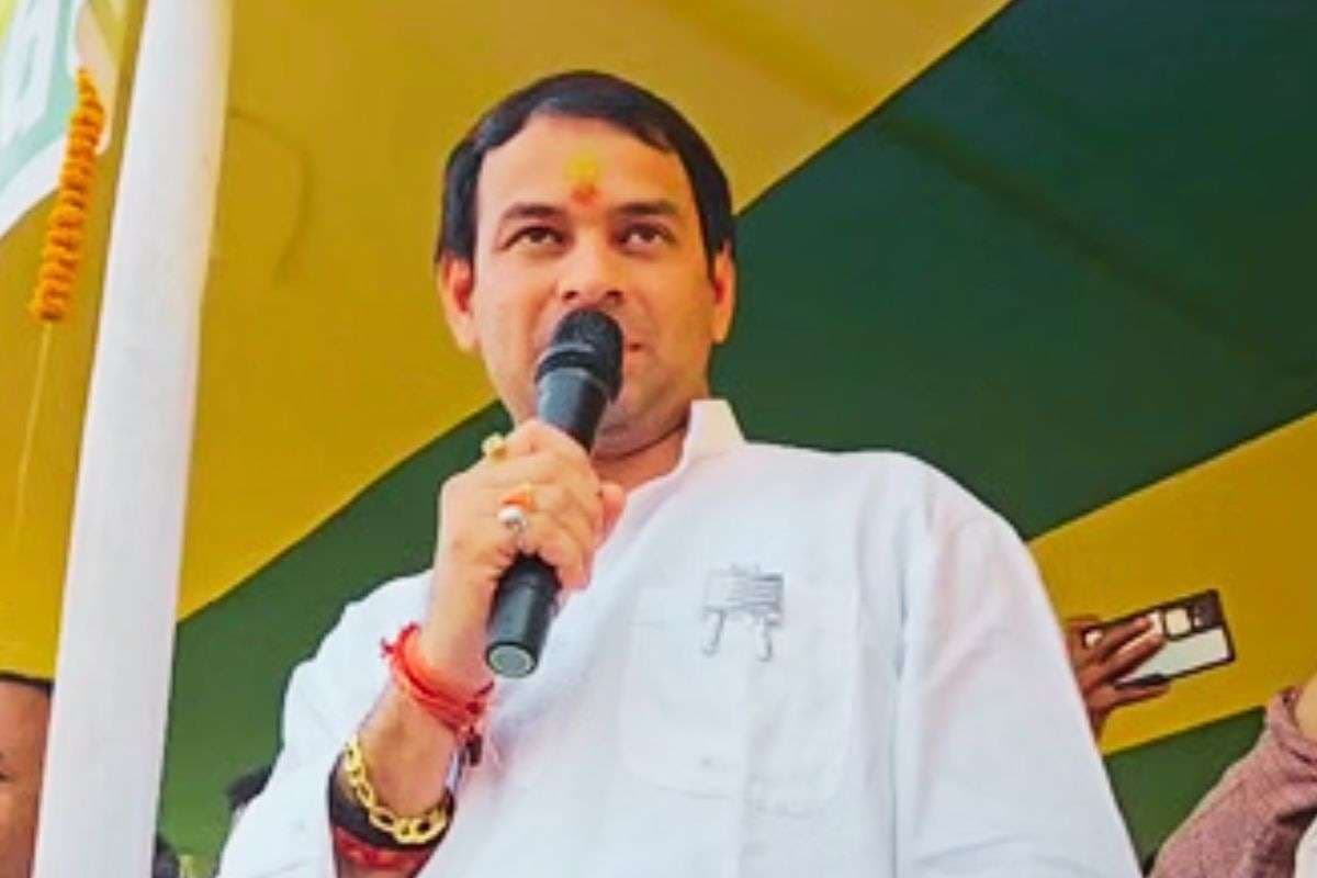 Bihar Election 2025: 'ए सिपाही पकड़ो तो, जयचंदवा की पार्टी का है… ', सभा में हरा गमछा देख भड़के तेज प्रताप यादव