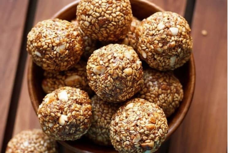 Til Mawa Laddu Recipe: तिल के लड्डू को दे मावे की मिठास - बनाएं स्वादिष्ट तिल-मावा लड्डू