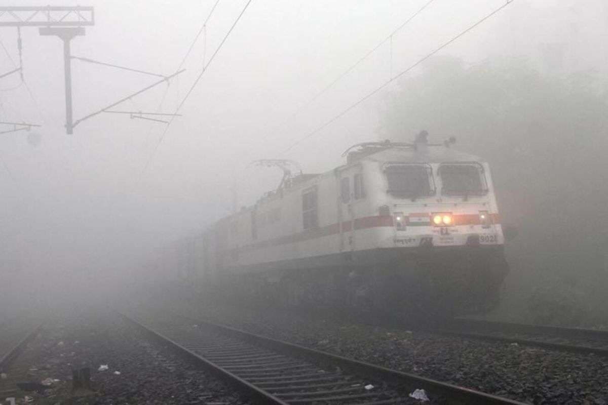 यात्रीगण कृपया ध्यान दें! अब कोहरे की वजह से लेट या कैंसिल नहीं होगी ट्रेन, गाड़ियों में लगाया गया फॉग सेफ डिवाइस