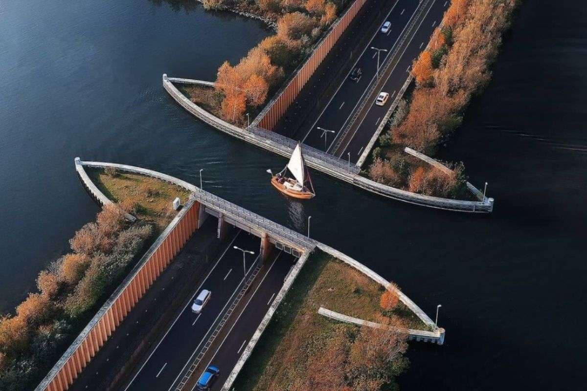 AI नहीं Real Video, नीचे सड़क ऊपर चलती है नाव; यूरोप के इस देश की इंजीनियरिंग देखकर चकरा जाएगा माथा