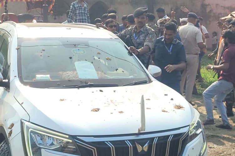 Bihar Election 2025: डिप्टी CM विजय सिन्हा के काफिले पर हमला, इलेक्शन कमीशन ने DGP को दिया कार्रवाई का निर्देश