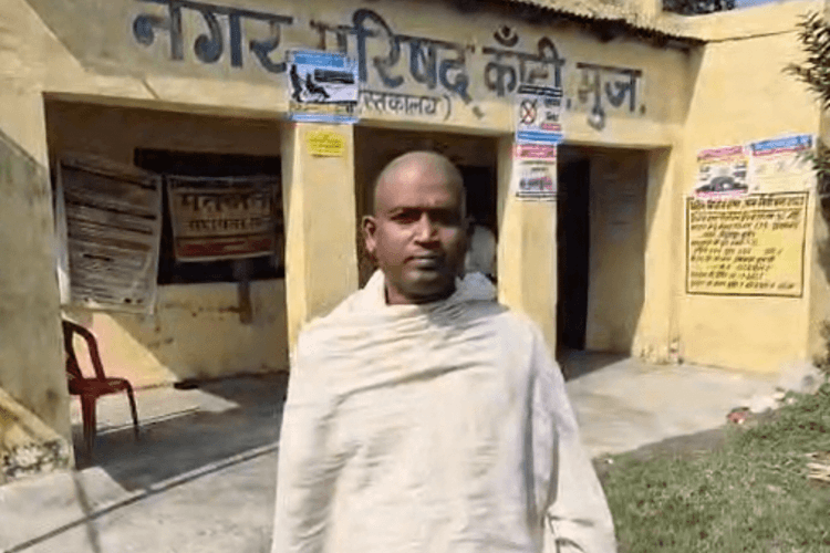 Bihar Election 2025: पिता का श्राद्ध कर्म छोड़कर वोट देने पहुंचा व्यक्ति, सुनिये लोगों से क्या की अपील?