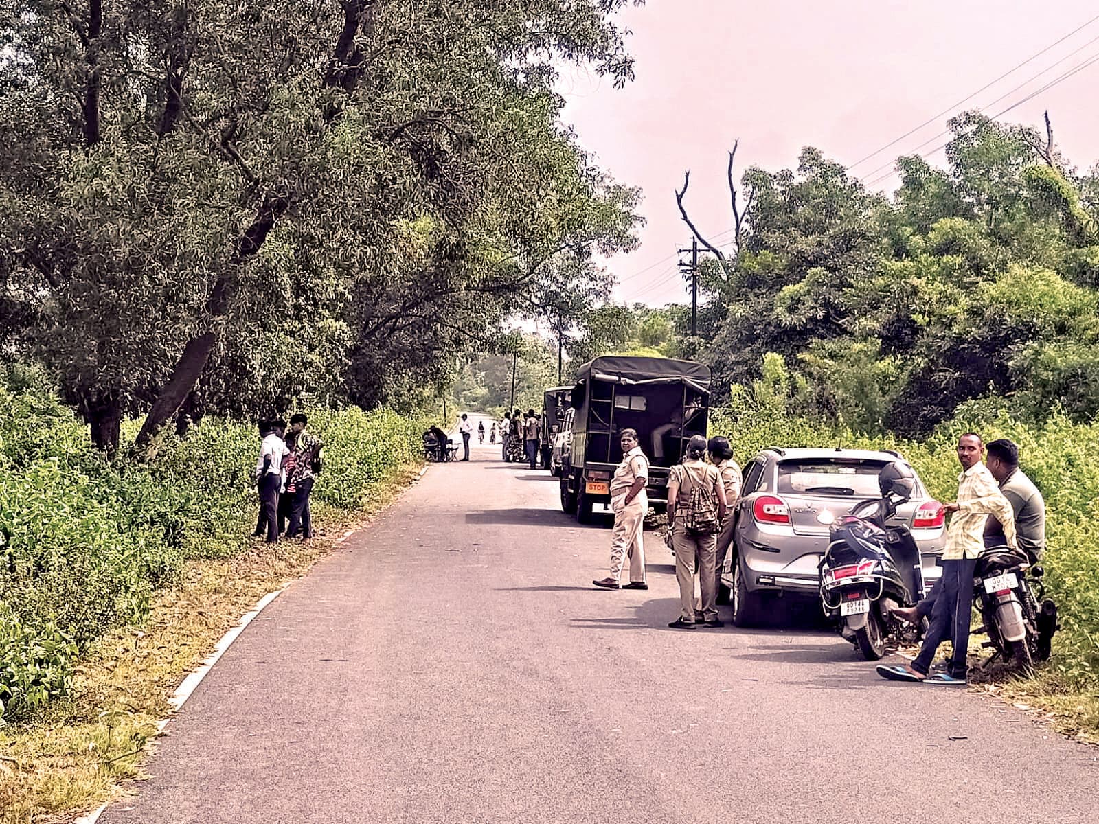 Rourkela News :  बंडामुंडा में रेलवे ट्रैक पर 11 हाथियों के झुंड के आने से रात भर बाधित रहा ट्रेनों का परिचालन