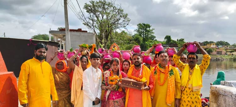 Dhanbad News: जमुआटांड़ में निकली कलश यात्रा, 251 महिलाओं ने उठाये कलश