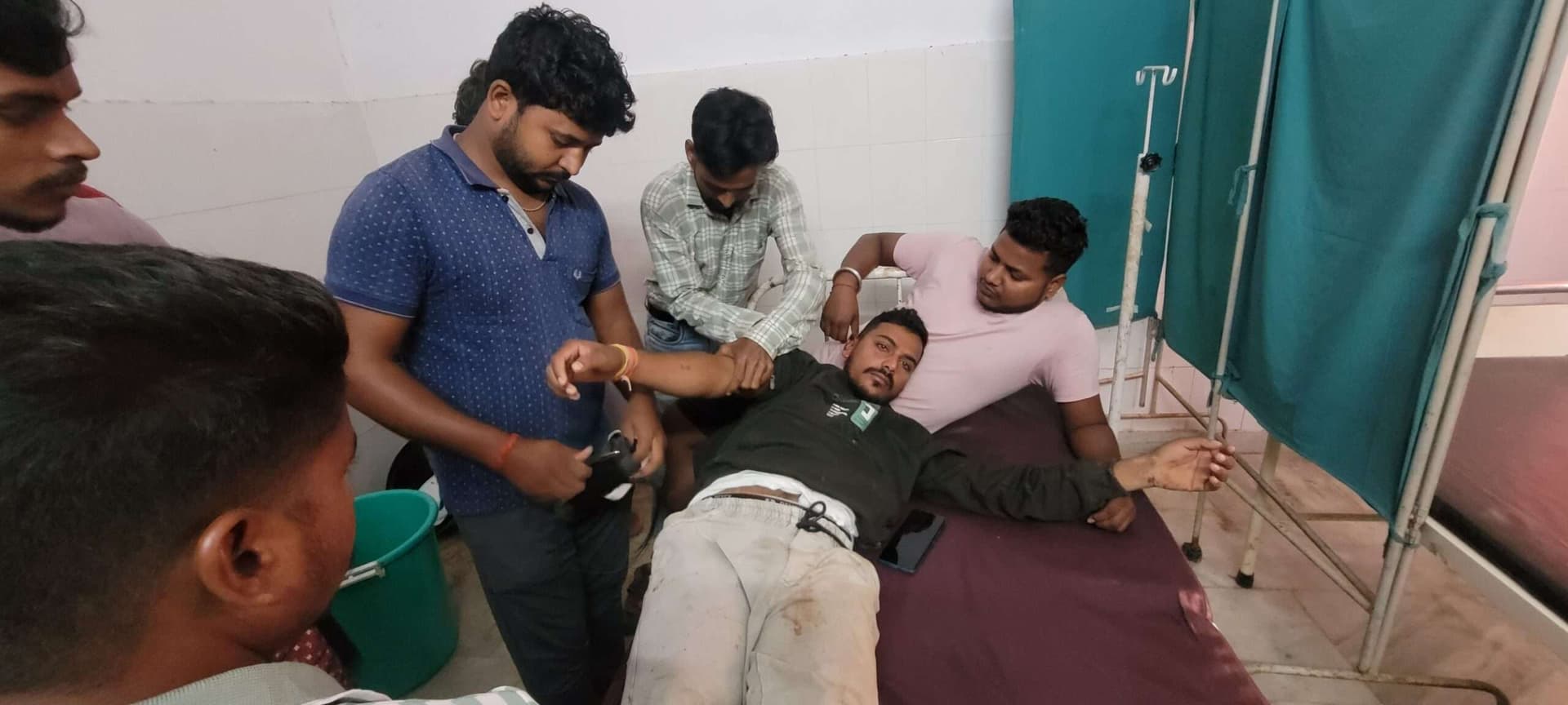 Deoghar news : पंसस के पति पर अपराधियों ने की ताबड़तोड़ फायरिंग, कान में गोली लगने से घायल