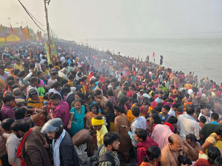 hajipur news. कार्तिक पूर्णिमा पर हजारों श्रद्धालुओं ने संगम में लगायी डुबकी