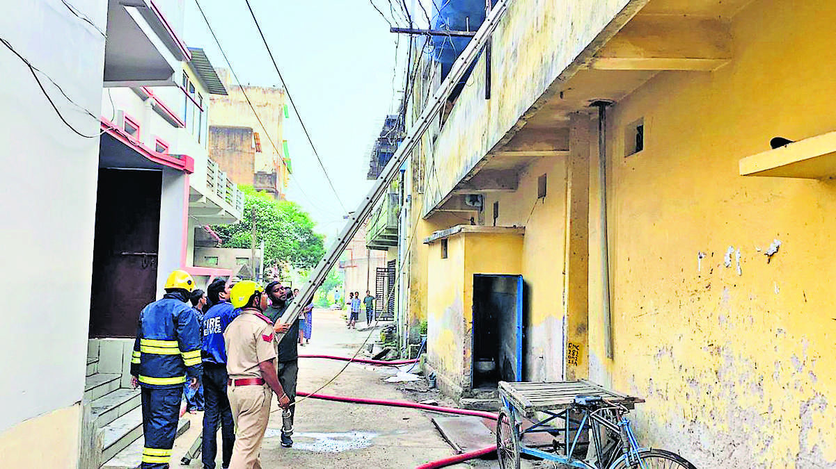 Rourkela News : घनी आबादी वाले ओरामपाड़ा में मूढ़ी फैक्ट्री में लगी आग