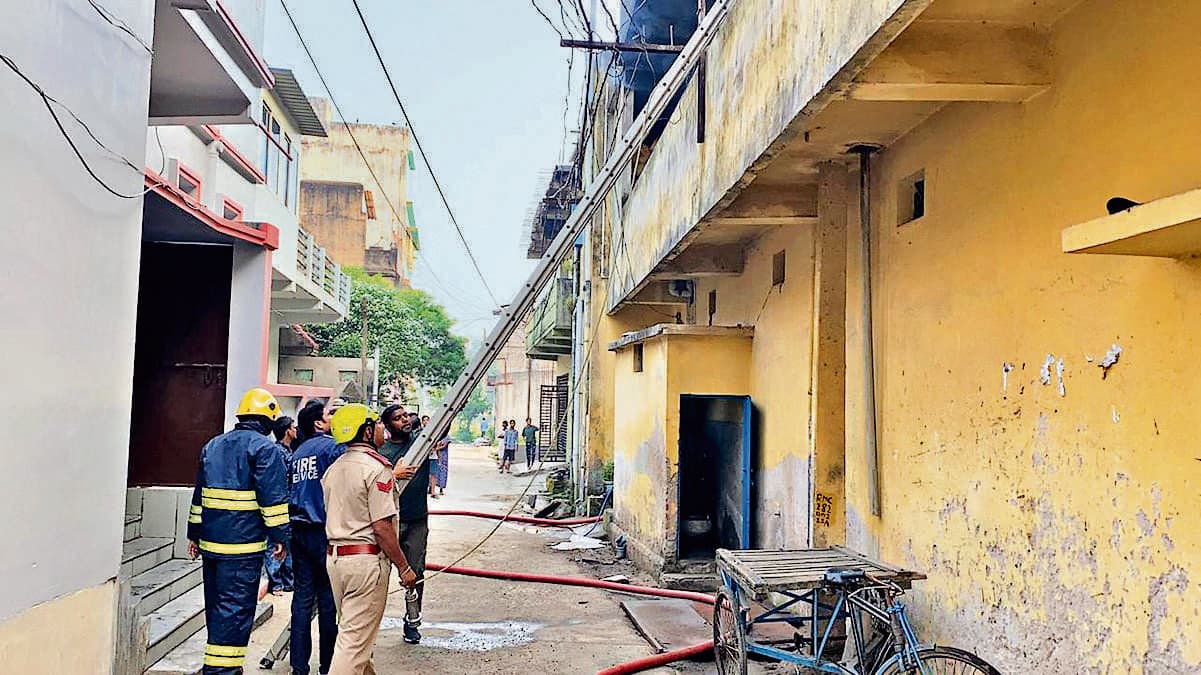 Rourkela News :  घनी आबादी वाले ओरामपाड़ा में मूढ़ी फैक्ट्री में लगी आग